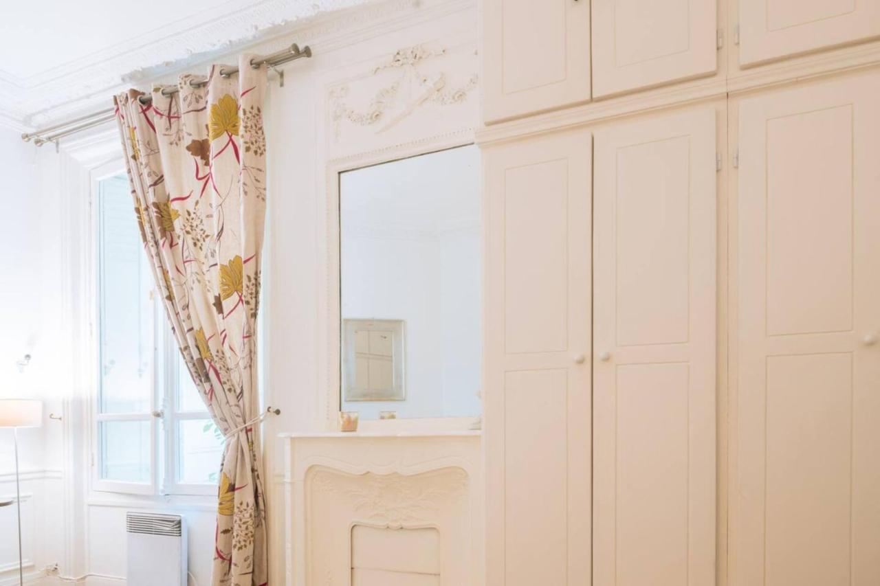 Luxurious 4 Bedroom Next To The Eiffel Tower Apartment *