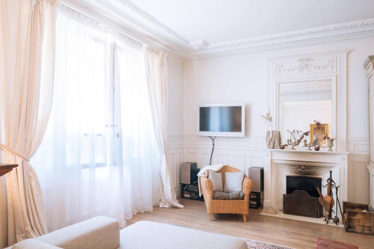 Luxurious 4 Bedroom Next To The Eiffel Tower Apartment *