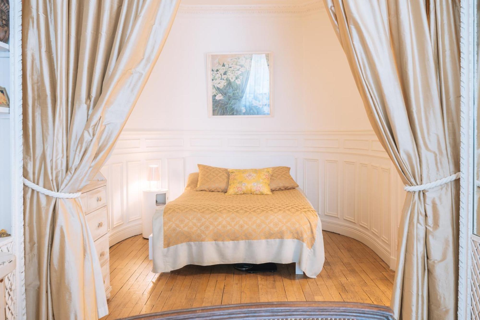 Luxurious 4 Bedroom Next To The Eiffel Tower Apartment Paris